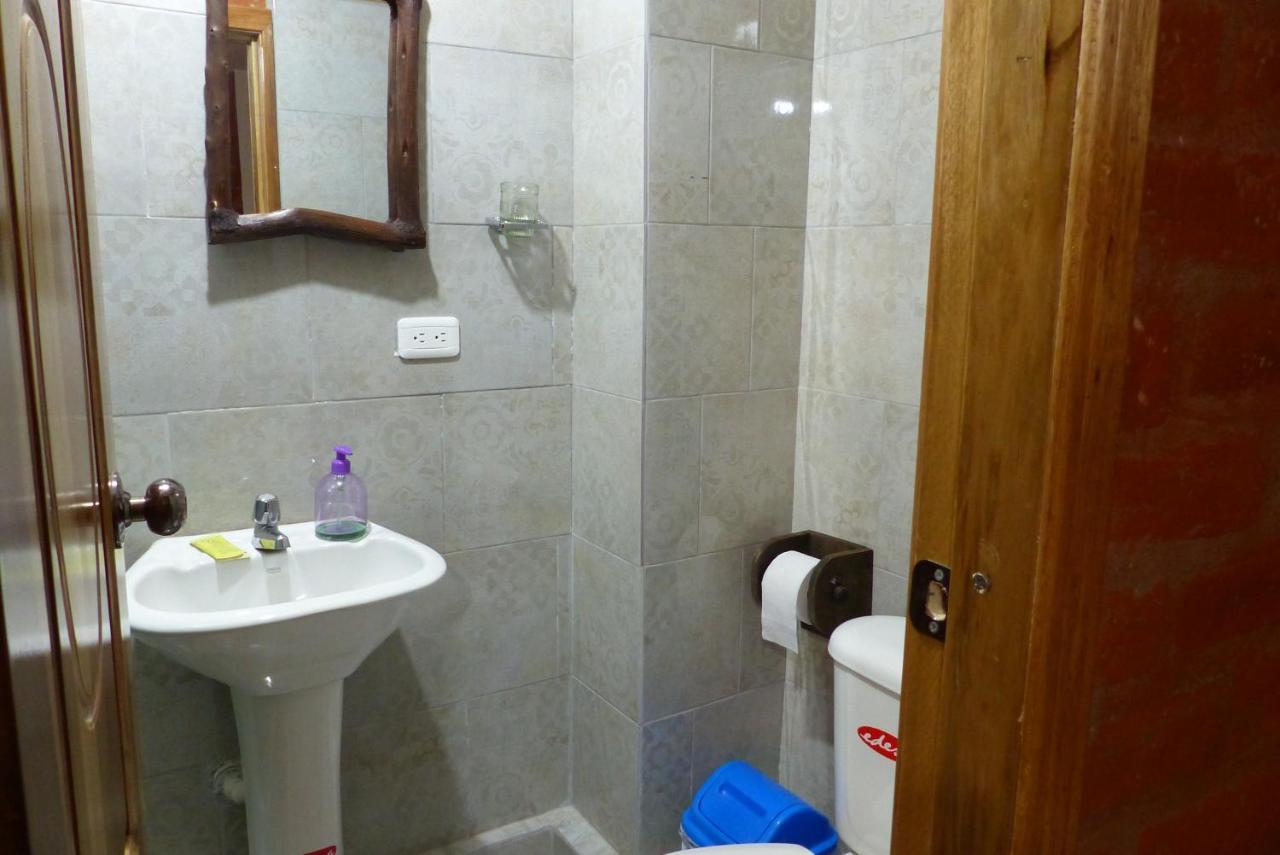 Hostal La Casa Amarilla City บาญอส ภายนอก รูปภาพ
